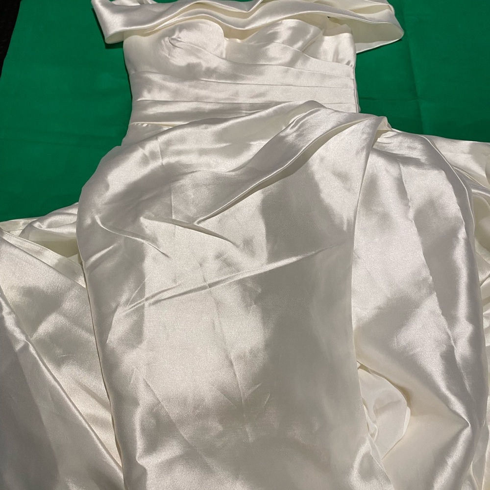ROSLOHI Elegant White Satin Gown